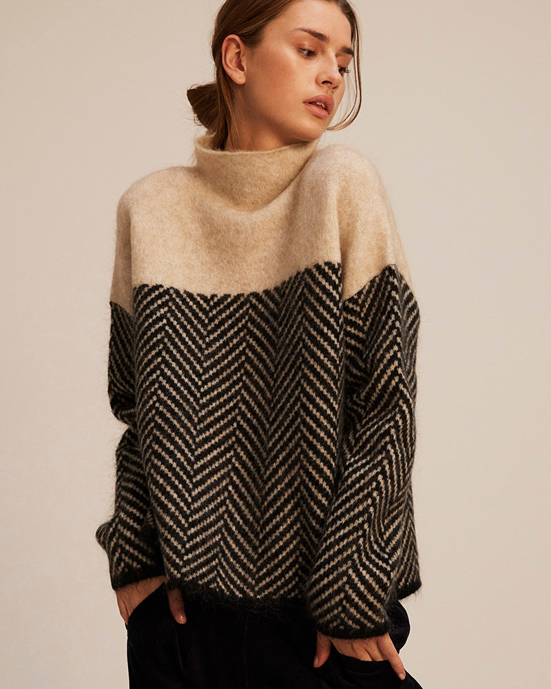 Pull en coton col montant beige et noir à motif chevrons