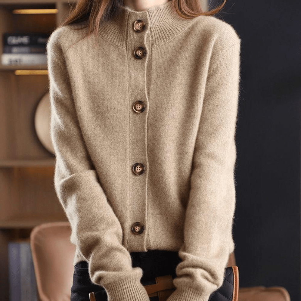 Gilet en cachemire beige à col montant, fermeture boutonnée et manches longues côtelées