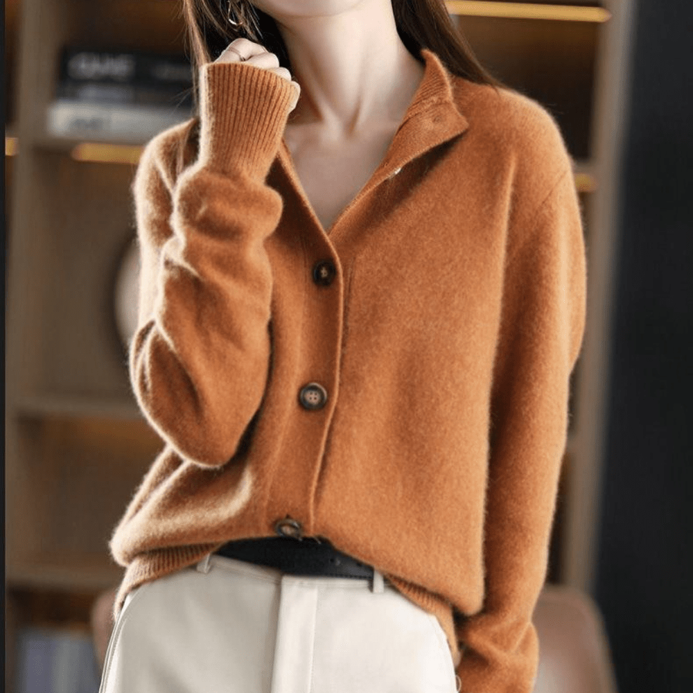 Gilet en cachemire orange à col chemise, boutons visibles et manches longues côtelées