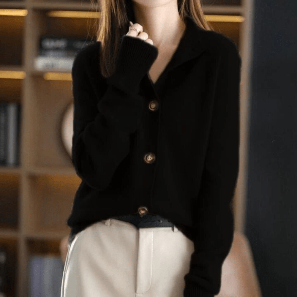Gilet en cachemire noir à col chemise, fermeture boutonnée et finitions côtelées