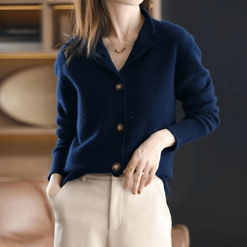 Gilet en cachemire bleu foncé à col chemise, boutons sur l’avant et poignets côtelés