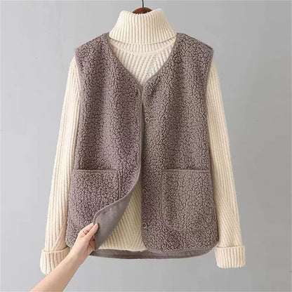 Gilet cardigan en sherpa brun clair avec col montant et boutons, manches en maille