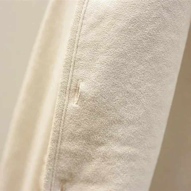 Détail du gilet cardigan en sherpa crème : fermeture boutonnée et couture avant