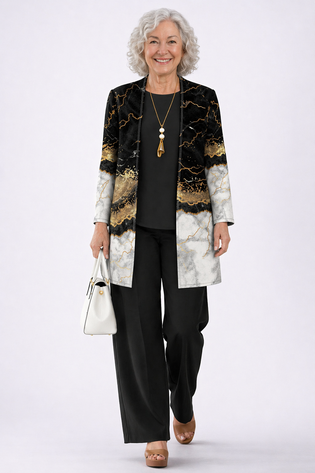Ensemble 3 pièces : veste noire motif marbre doré, haut et pantalon noirs, col rond.