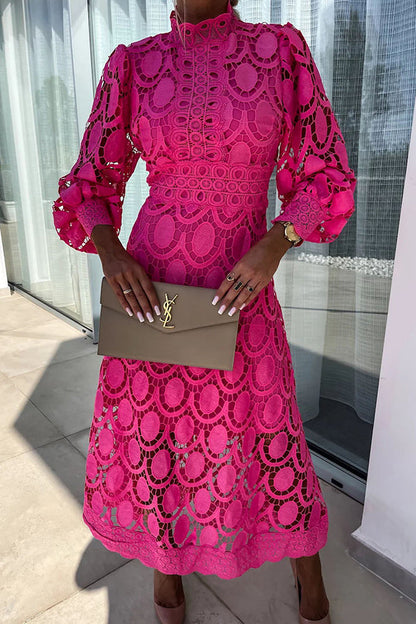 Robe en dentelle romantique rose fuchsia, manches longues, col haut, motif crochet.