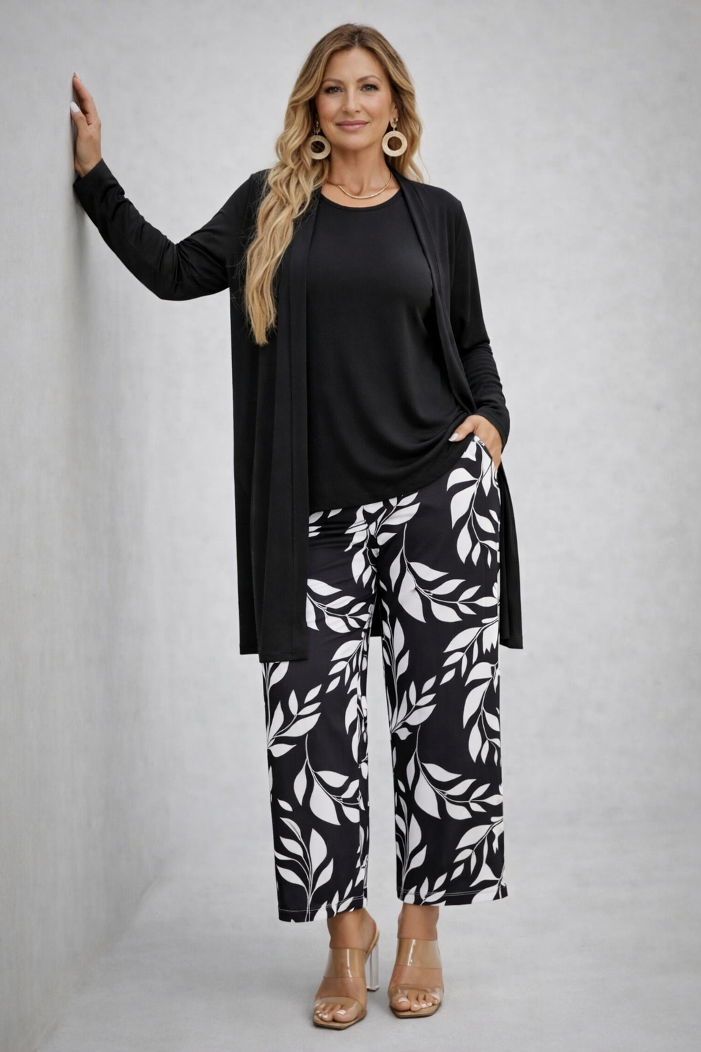 Ensemble 3 pièces noir : tunique, gilet ouvert et pantalon imprimé feuilles