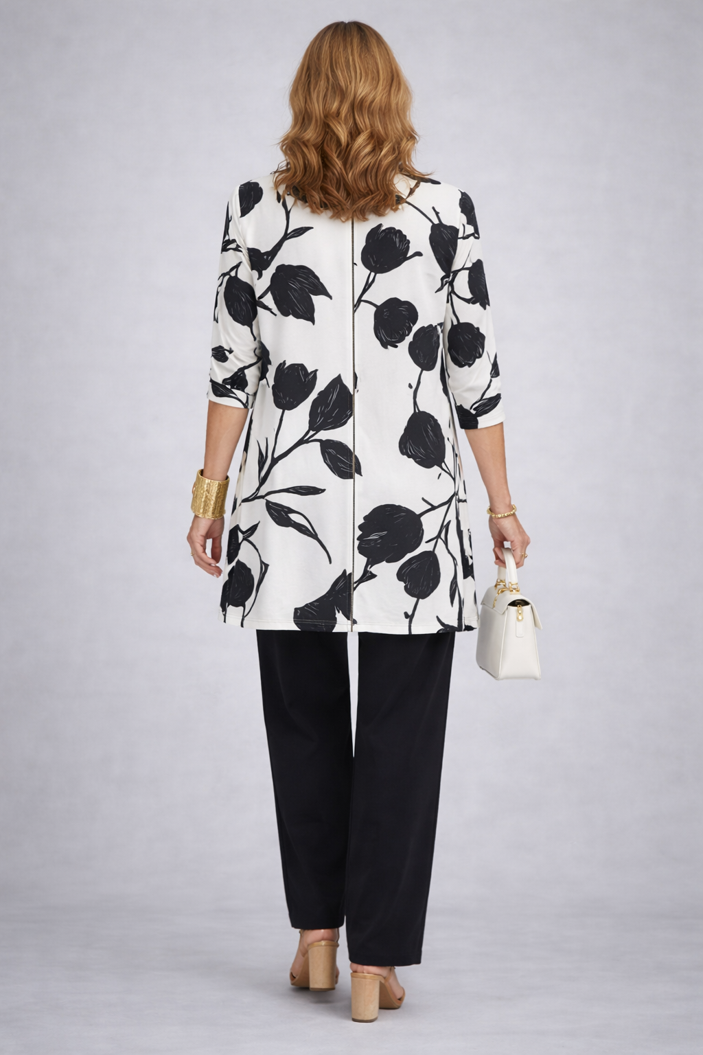 Ensemble 3 pièces : veste à fleurs, top noir, pantalon noir, vue arrière