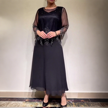 Robe midi noire fluide à manches en voile, col près du cou, motif brodé au buste