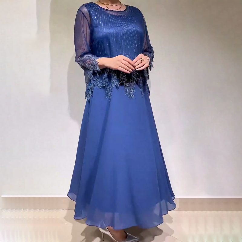 Robe midi bleue fluide, manches en voile, broderie argentée au buste et franges