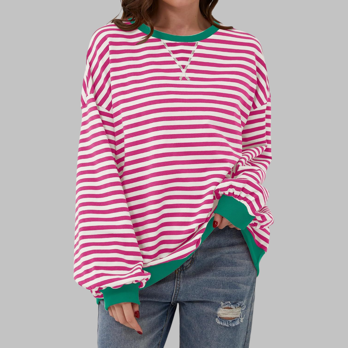 Chemise LUKA™ rayée manches longues, col rond, rayures rose et blanches, poignets verts.