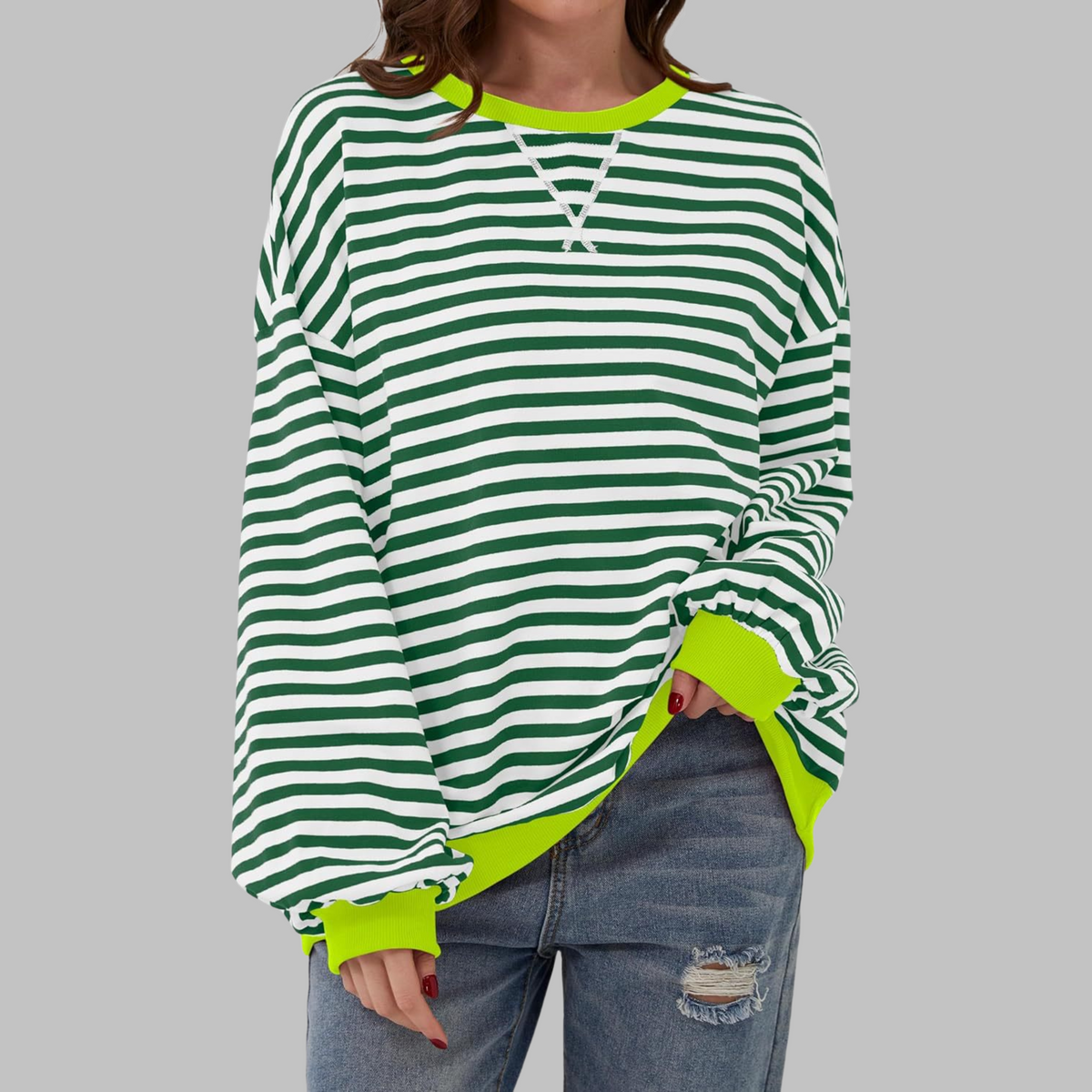 Chemise LUKA™ rayée manches longues, col rond, rayures vert et blanches, poignets jaunes.