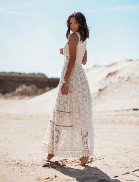 Robe bohème écru sans manches à empiècements brodés et ourlets à volants