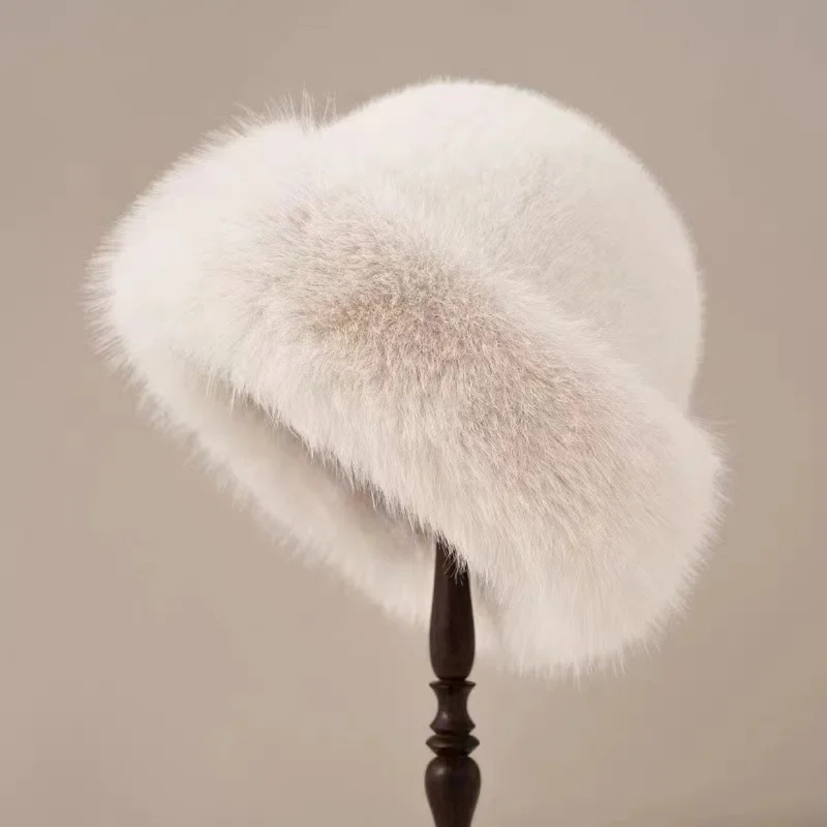 Bonnet d’hiver en fausse fourrure blanc, forme cœur