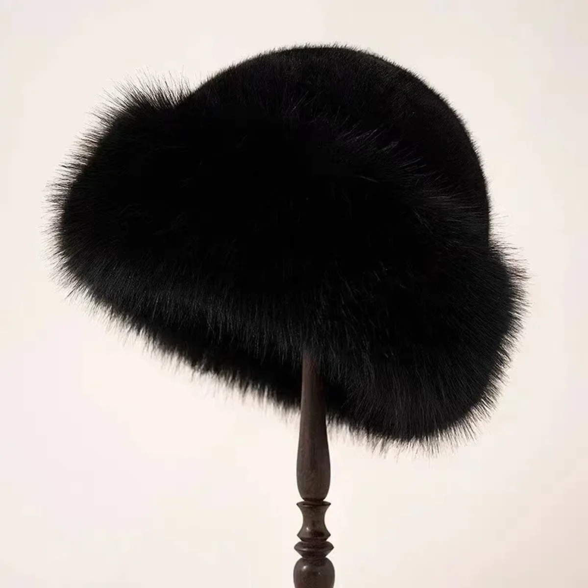 Bonnet d’hiver en fausse fourrure noir, forme cœur