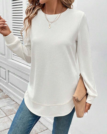 Haut manches longues blanc, encolure ronde, fente sur le bas et coupe ample