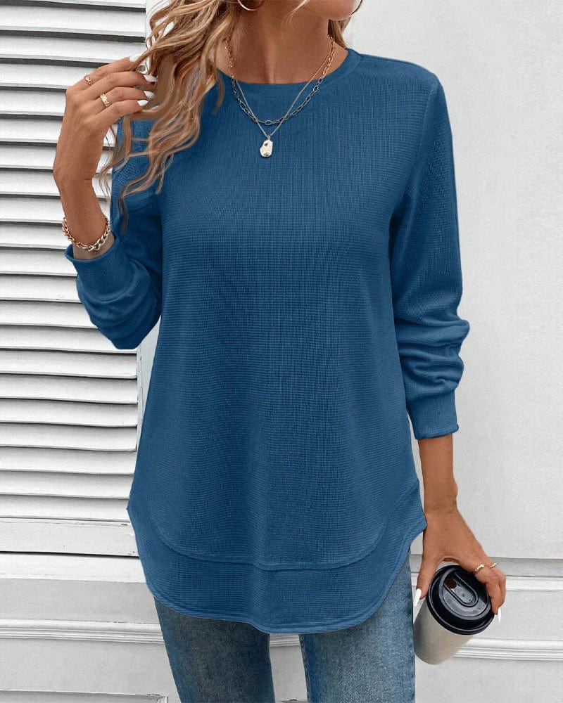 Haut manches longues bleu, encolure ronde, bas arrondi et coupe ample