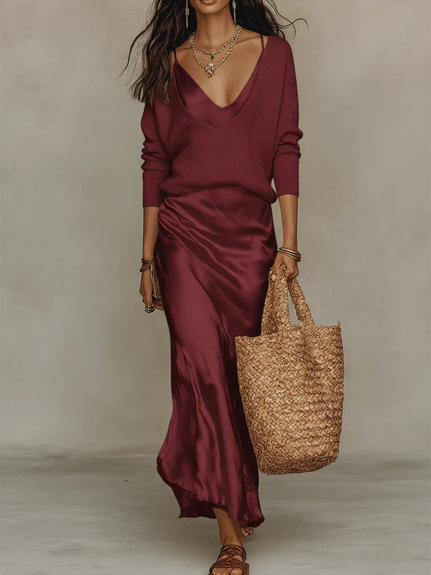 Robe midi satinée bordeaux, encolure V, manches longues, fente sur le devant.