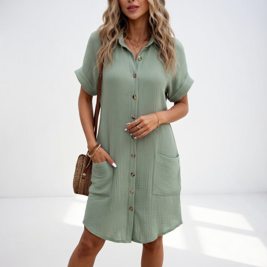 Robe chemise vert gris à manches courtes, patte boutonnée et poches plaquées