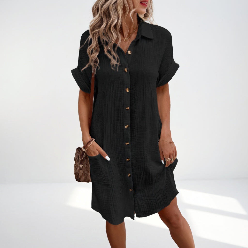 Robe chemise noire à manches courtes, patte boutonnée et poches plaquées
