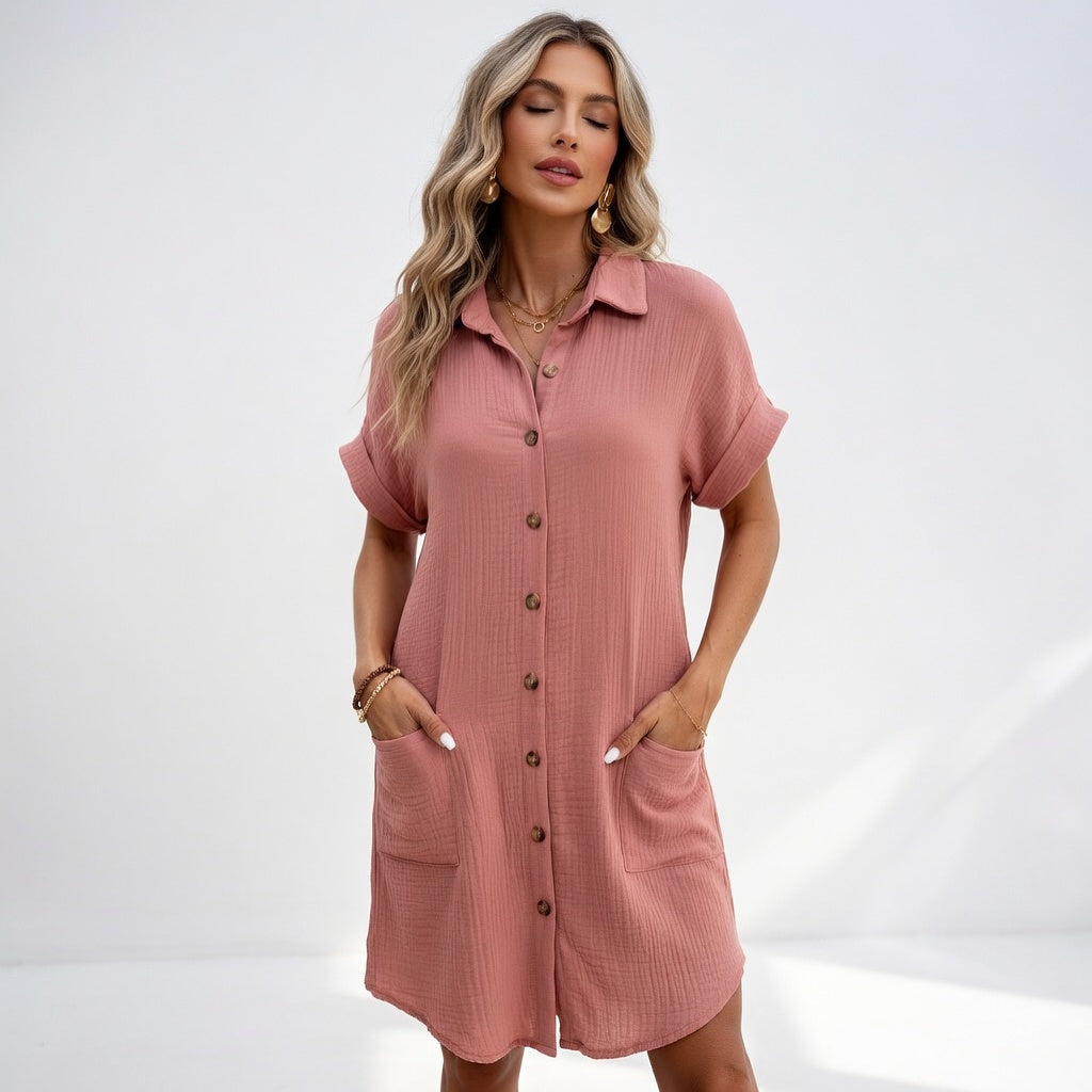 Robe chemise rose poudré à manches courtes, patte boutonnée et poches plaquées