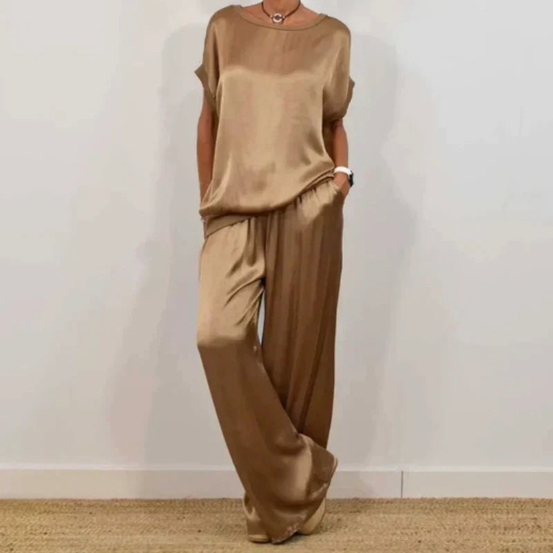 Ensemble deux pièces Celia chameau : haut satiné ample et pantalon large à taille froncée