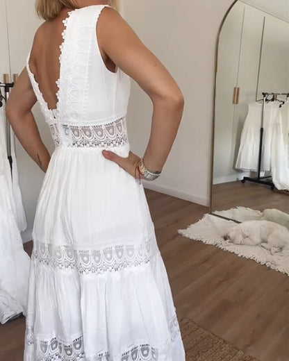 Robe d'été blanche sans manches, dos échancré en dentelle.