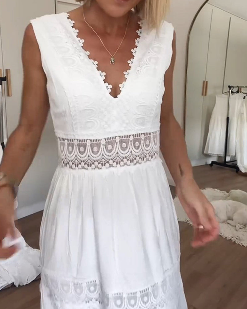 Robe d'été blanche sans manches, décolleté V bordé de dentelle, taille empire.