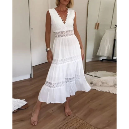 Robe d'été blanche sans manches, dentelle et volants, coupe midi évasée.