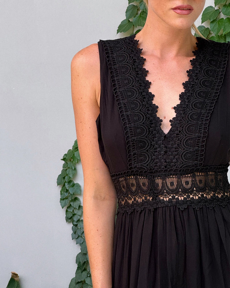 Robe d'été noire sans manches, décolleté V bordé de dentelle, taille élastiquée.