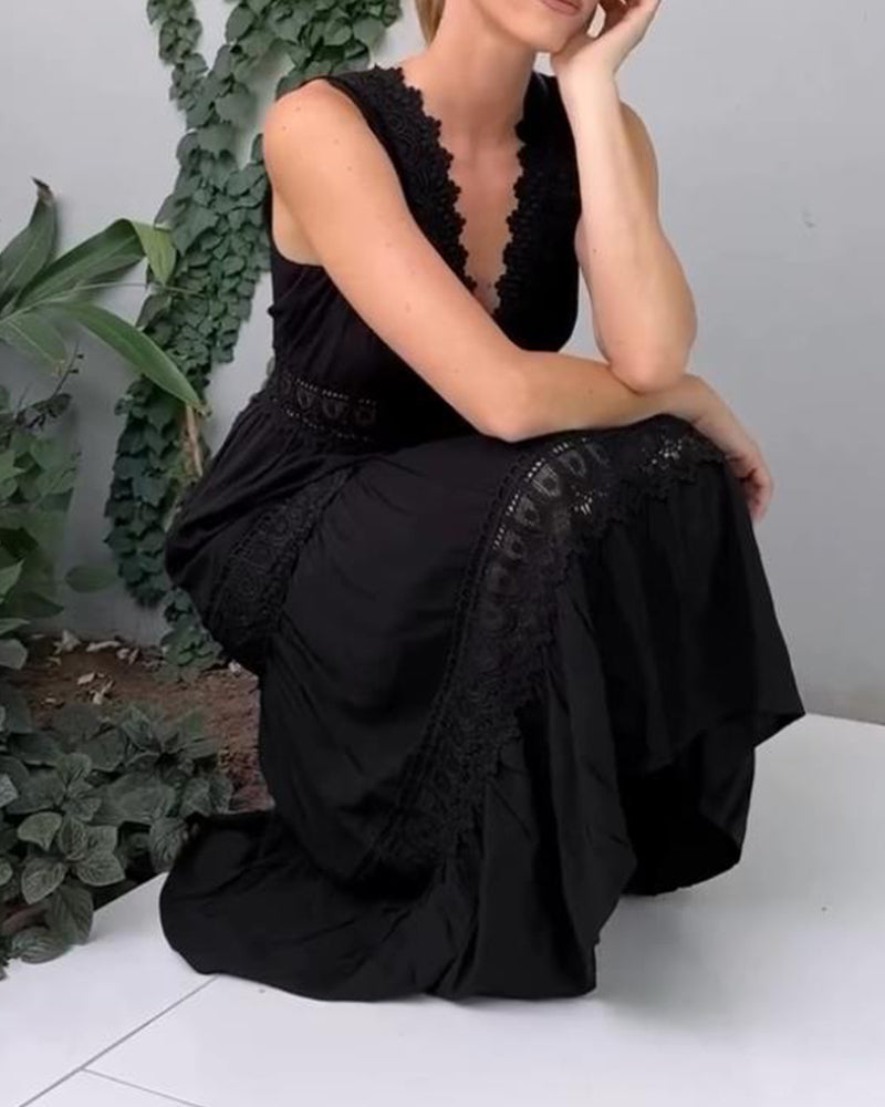 Robe d'été noire sans manches, jupe évasée avec empiècements et dentelle.
