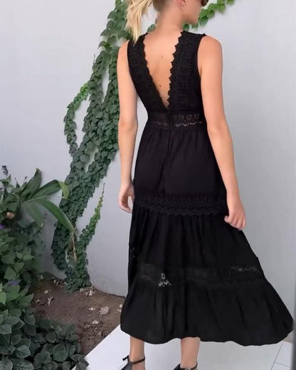 Robe d'été noire sans manches, décolleté plongeant et volant dentelé.