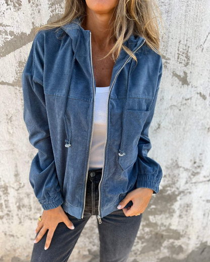 Veste en velours côtelé bleue zippée, poches poitrine, poignets élastiques