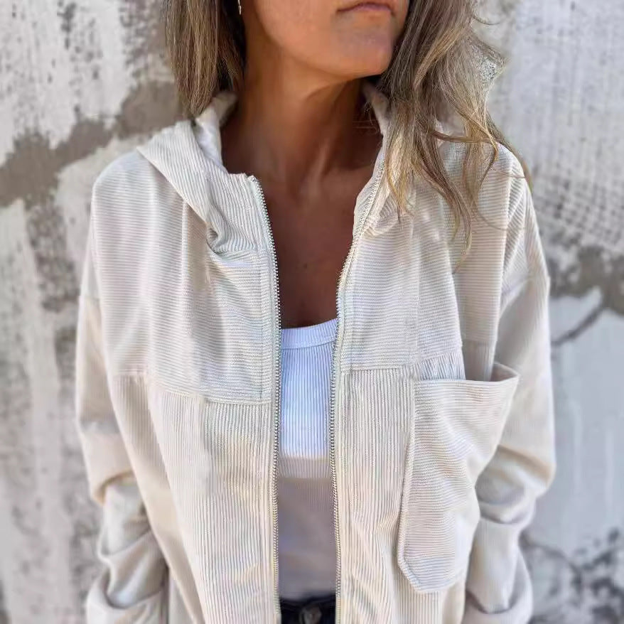 Veste en velours côtelé blanc cassé zippée, poches poitrine, col montant