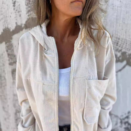 Veste en velours côtelé blanc cassé zippée, poches poitrine, col montant