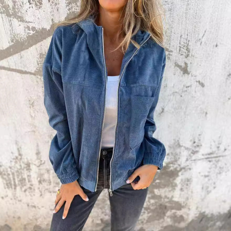 Veste en velours côtelé bleue zippée, poches poitrine, bas et poignets élastiques
