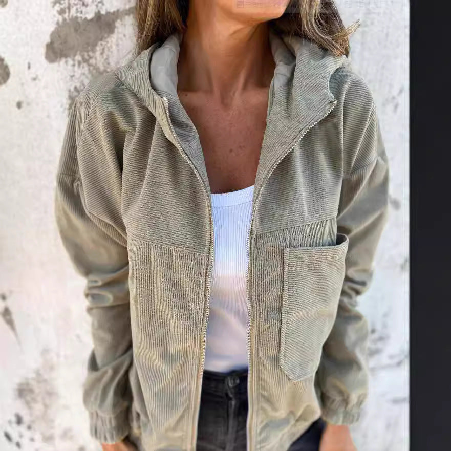 Veste en velours côtelé vert olive zippée, poches poitrine, texture côtelée