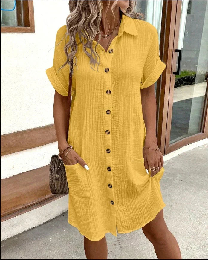 Robe polo jaune ceinturée, manches courtes, patte boutonnée et poches latérales.