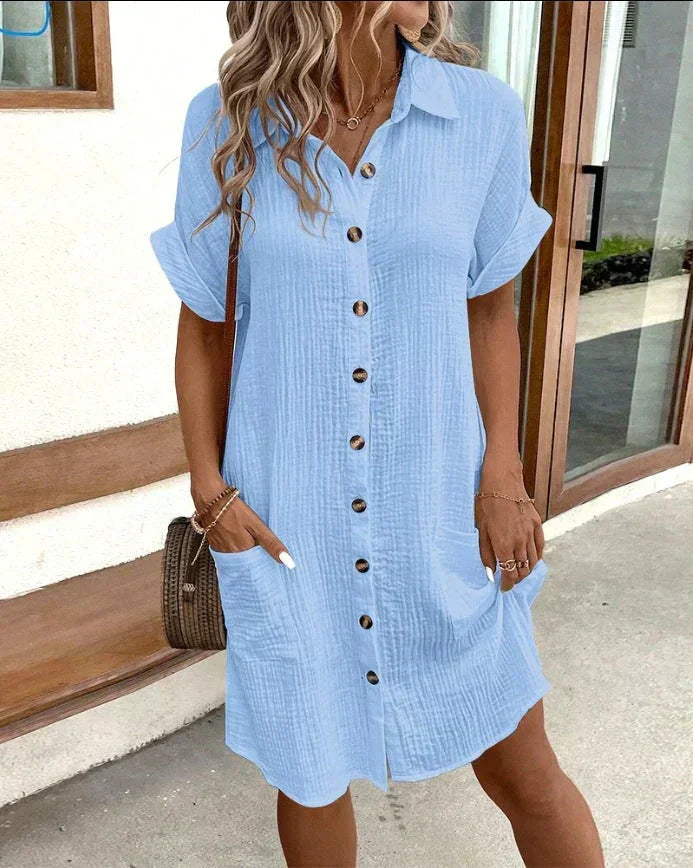 Robe polo bleu clair ceinturée, manches courtes, boutons et poches latérales.