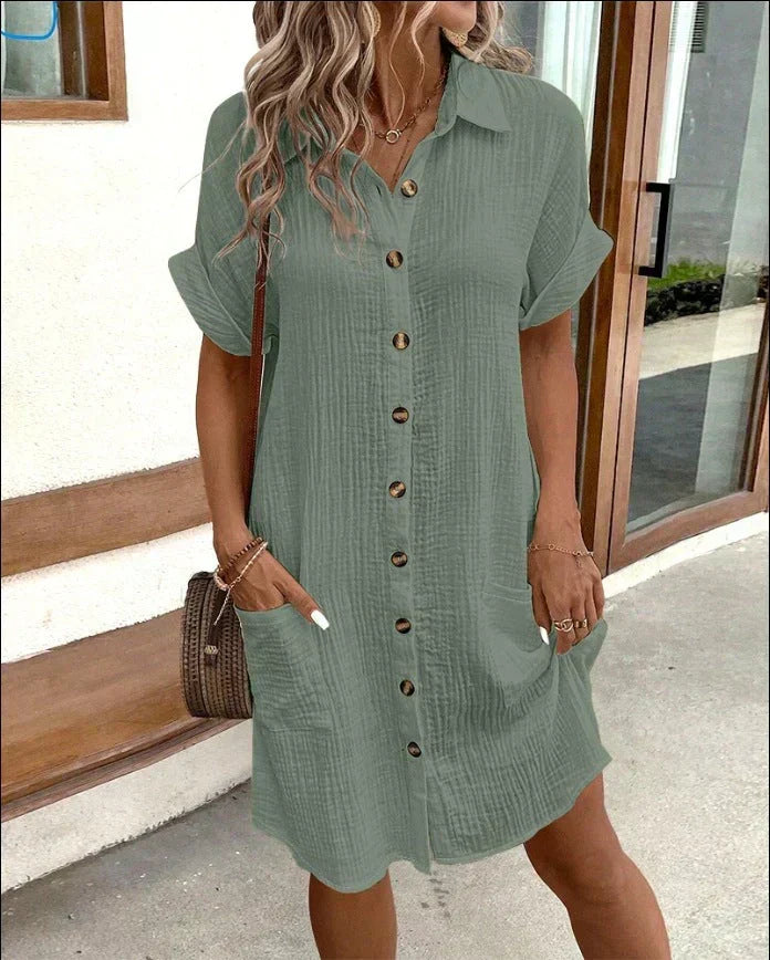 Robe polo vert amande ceinturée, manches courtes, boutons et poches latérales.