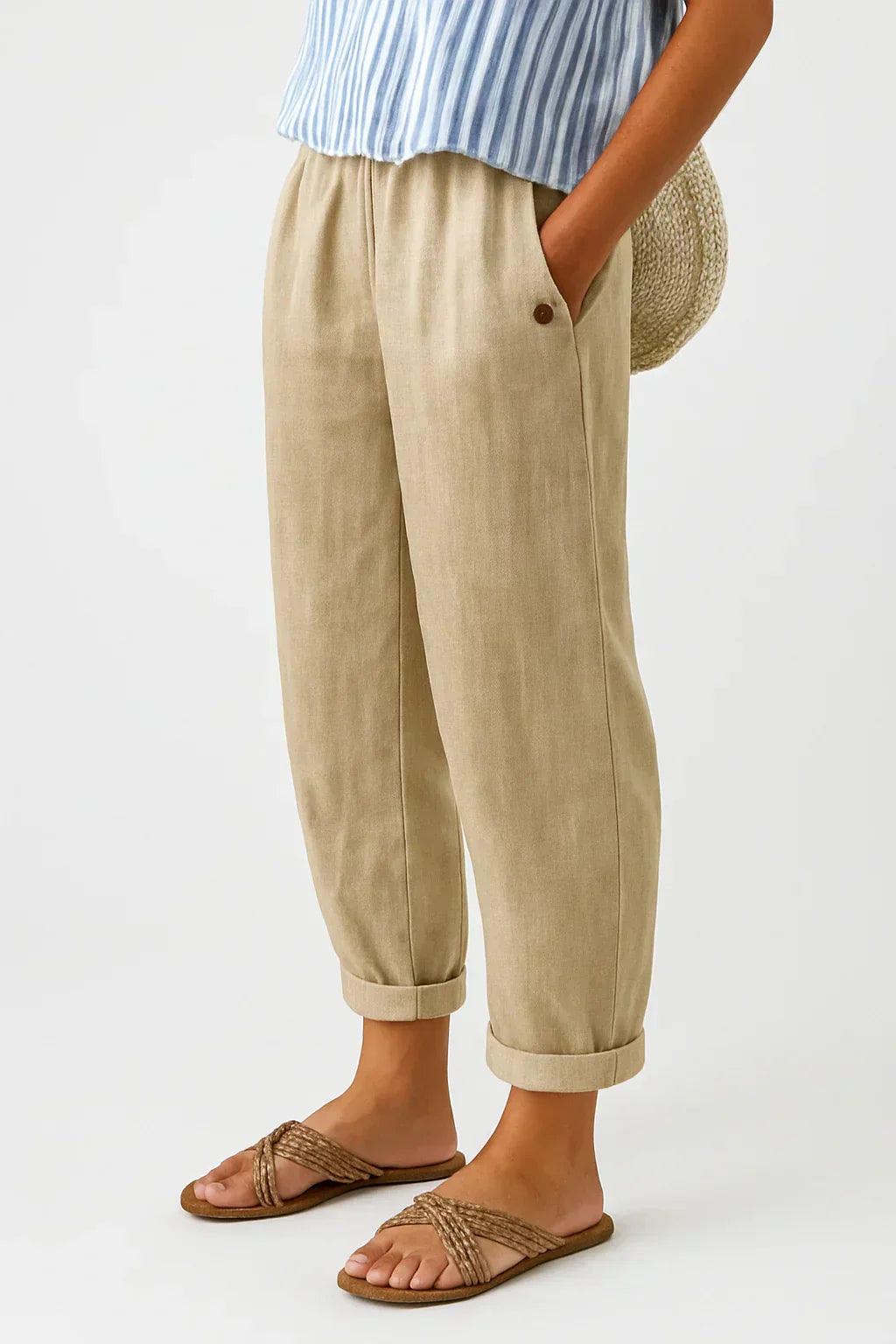 Pantalon en lin-coton beige, taille élastique, ourlets retroussés, bouton décoratif.