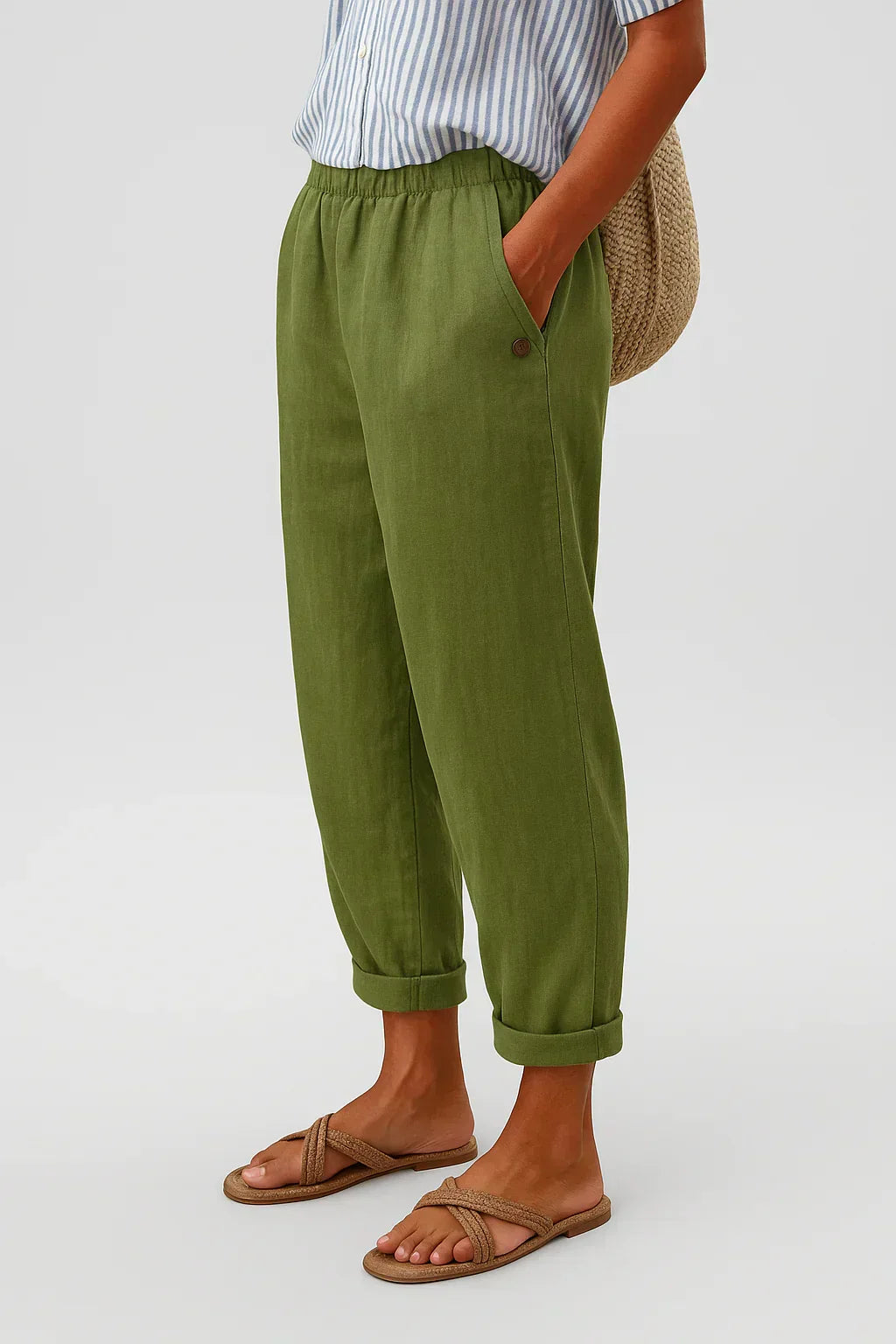 Pantalon en lin-coton vert olive, taille élastique, bas retroussés, bouton décoratif.