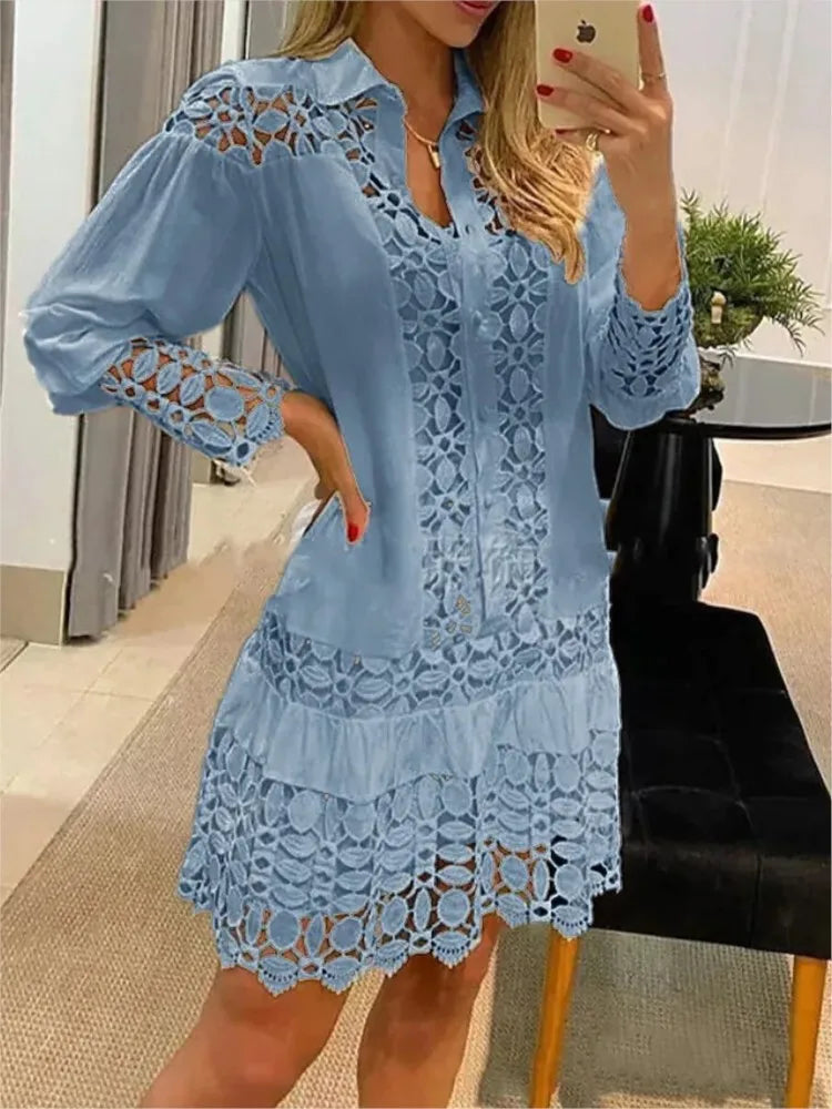 Robe courte bleue en dentelle ajourée, encolure V, manches bouffantes.