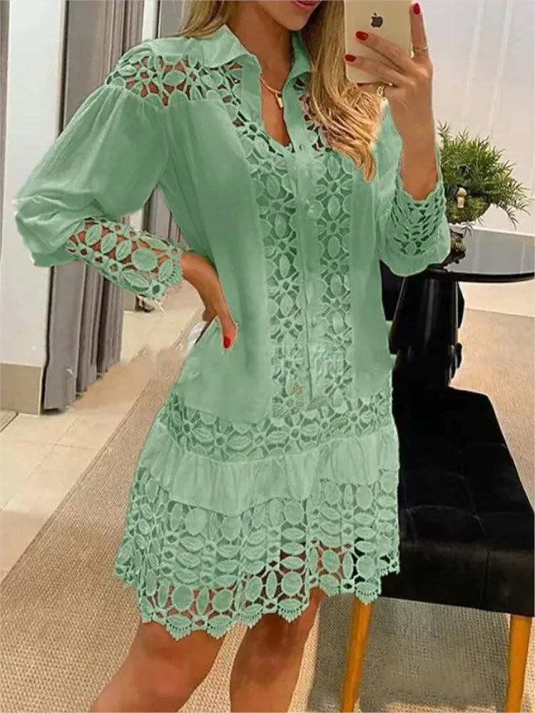 Robe courte vert d’eau en dentelle ajourée, encolure V, manches bouffantes.