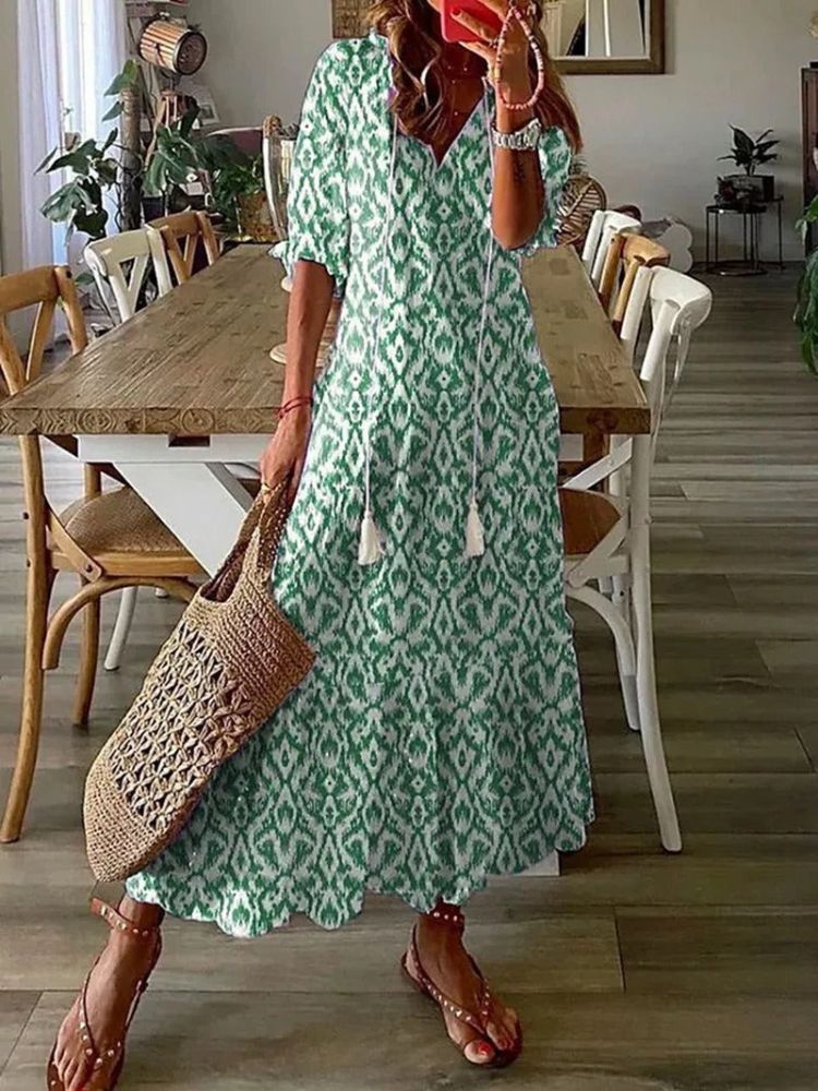 Robe maxi verte à motif texturé, encolure V, manches mi-longues, jupe ample.