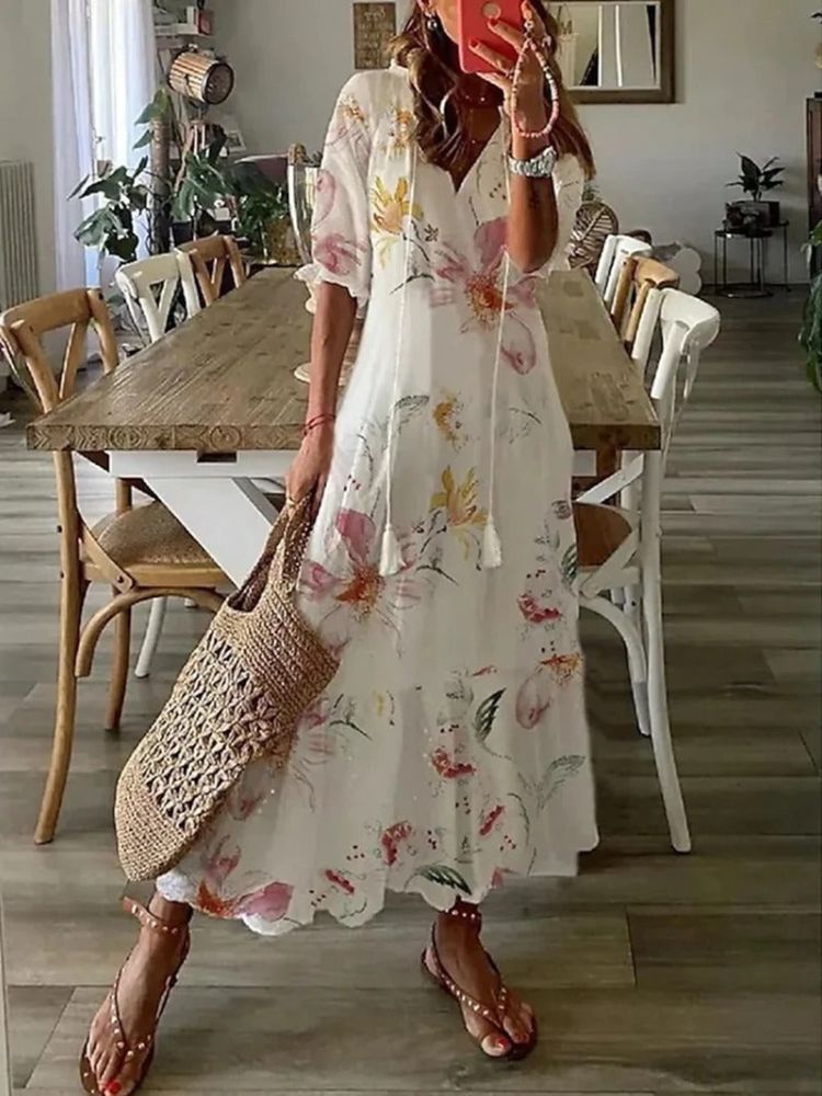 Robe maxi blanche à fleurs multicolores, encolure V, manches mi-longues, ample.