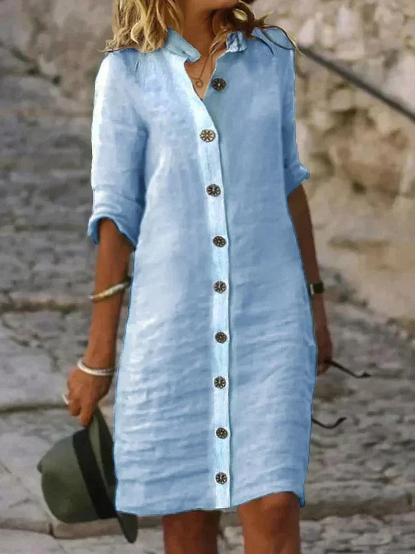 Robe mi-longue bleu clair à col chemise, manches 3/4, boutonnage central