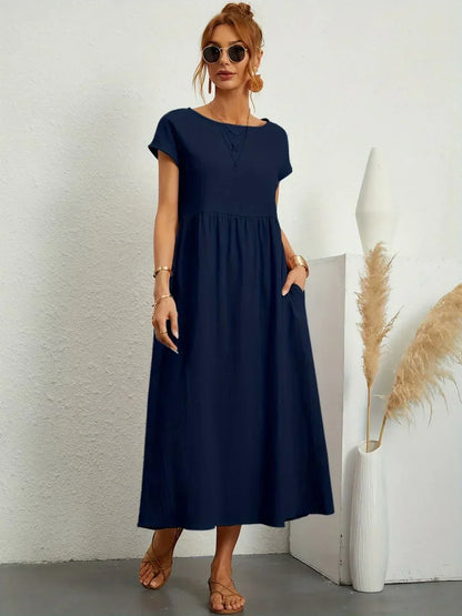 Robe midi fluide bleu marine, manches courtes, encolure ronde, taille froncée ample.