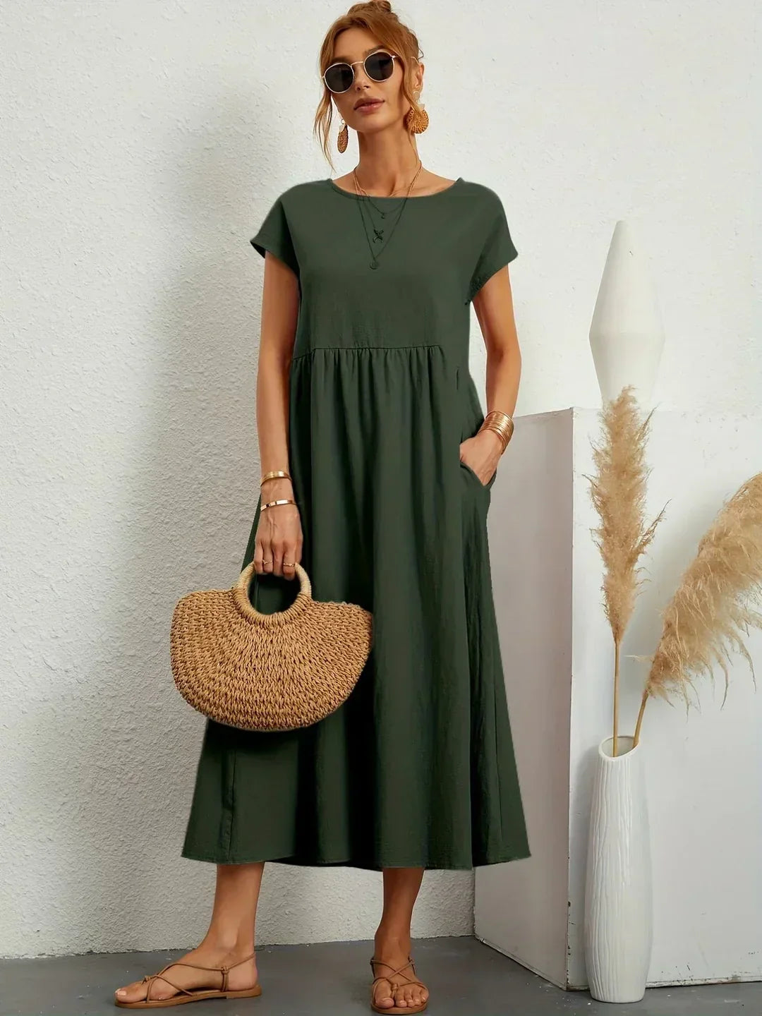Robe midi fluide vert foncé, manches courtes, encolure ronde, fronces à la taille
