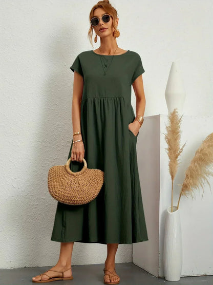 Robe midi fluide vert foncé, manches courtes, encolure ronde, fronces à la taille