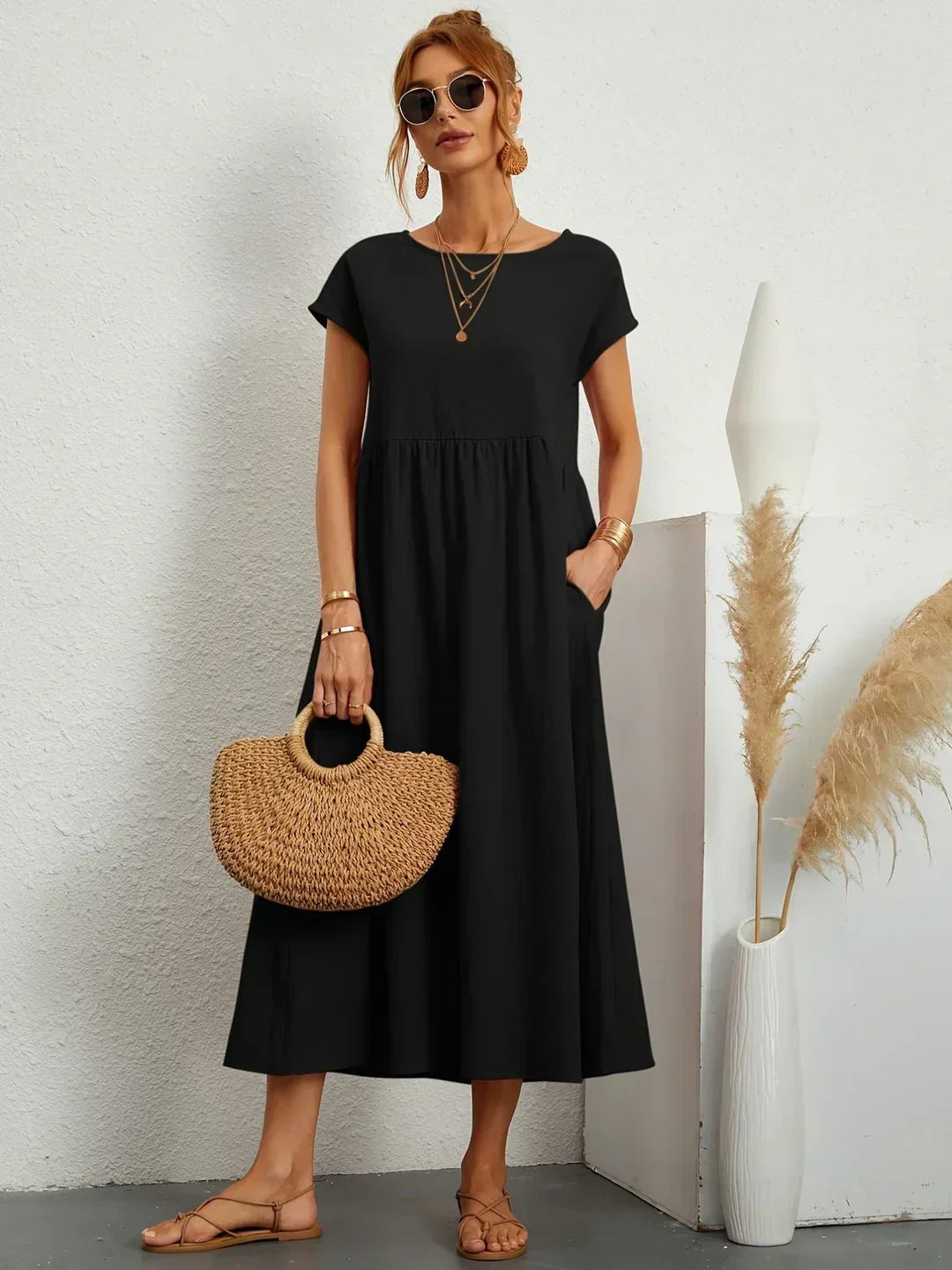 Robe midi fluide noire, manches courtes, encolure ronde, fronces à la taille